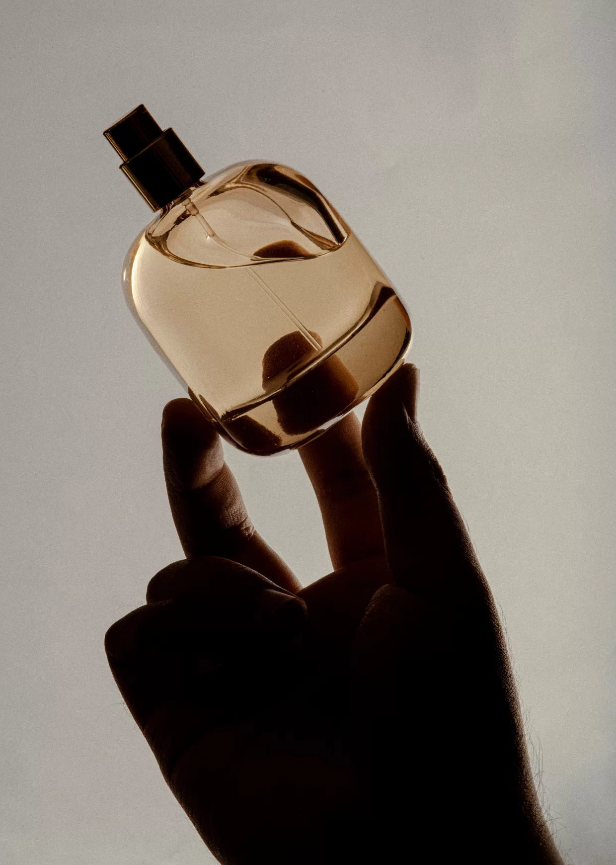 Como passar perfume corretamente: Guia completo para exalar elegância e cativar os sentidos 5 como usar perfume