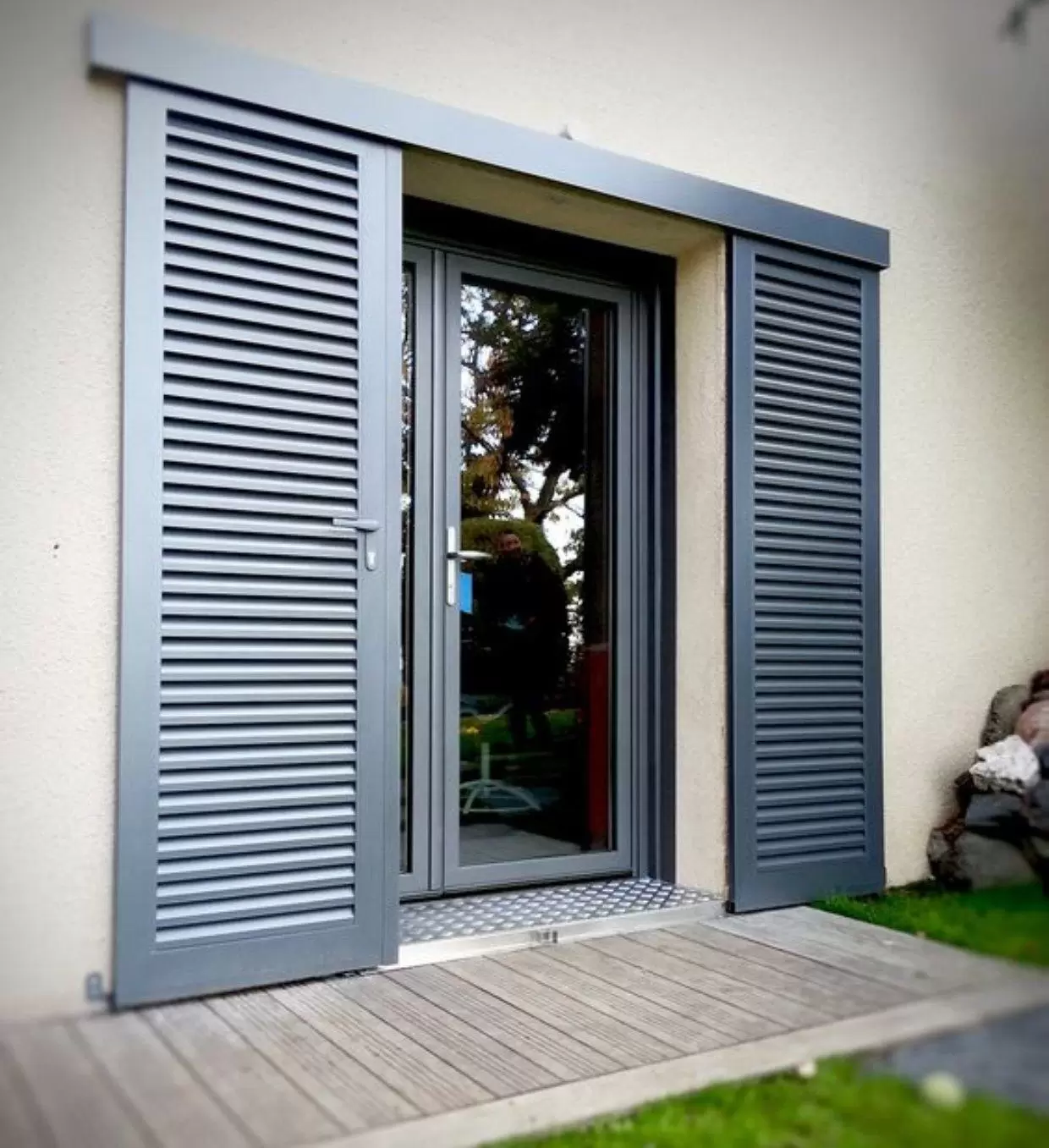 Porta de alumínio na decoração: Versatilidade e modernidade em seu espaço 5 Porta de alumínio