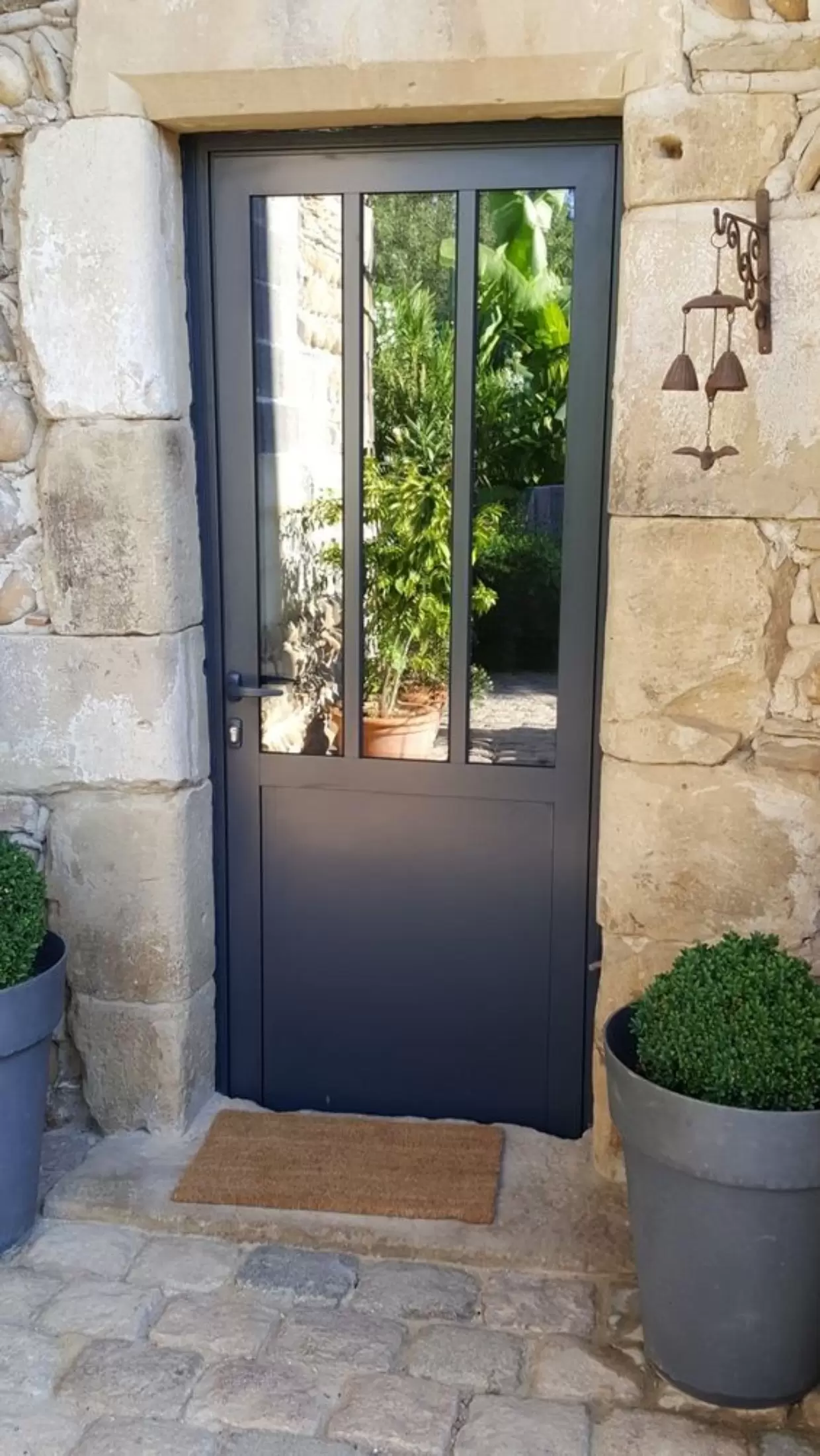 Porta de alumínio na decoração: Versatilidade e modernidade em seu espaço 9 Portas de alumínio
