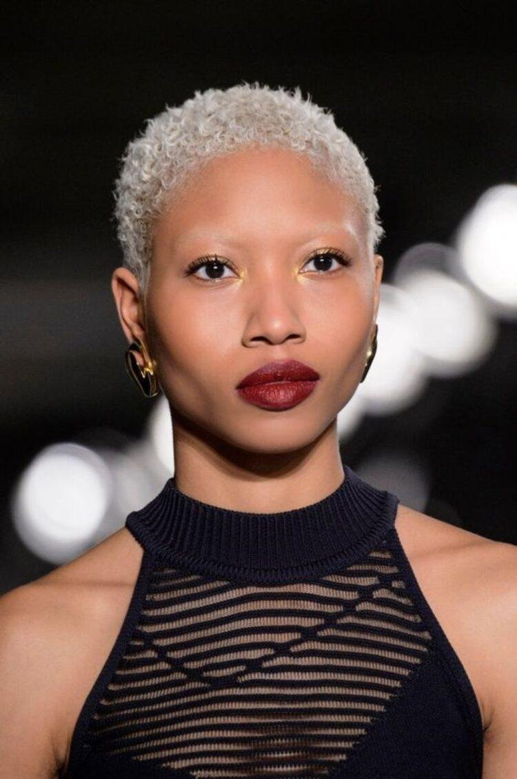 Como descolorir o cabelo em casa sozinha: passo a passo