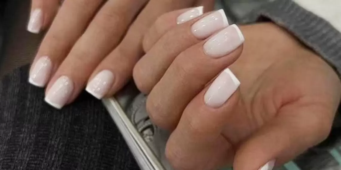 unhas francesinha decorada