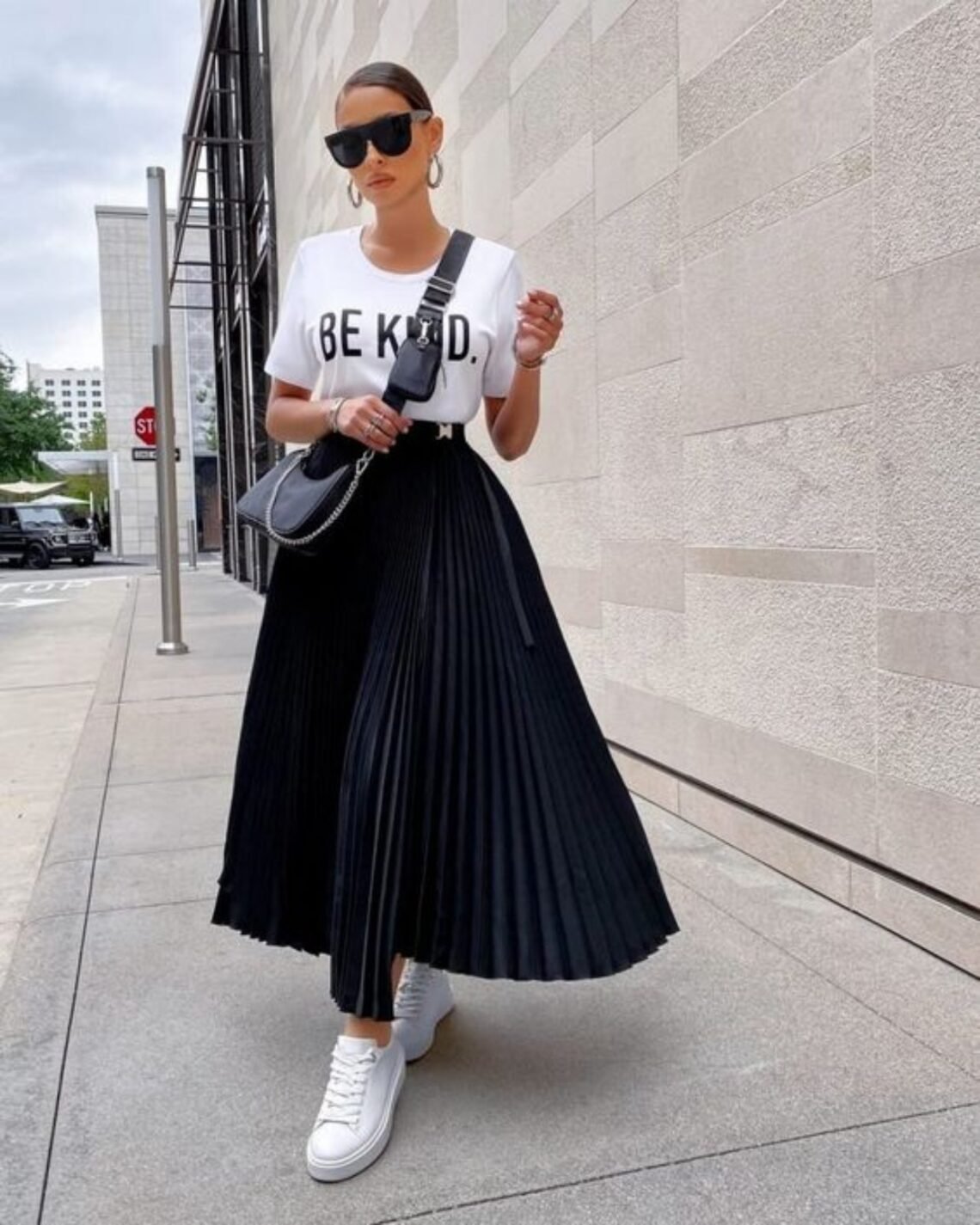 Looks com saia plissada preta longa e midi - como usar