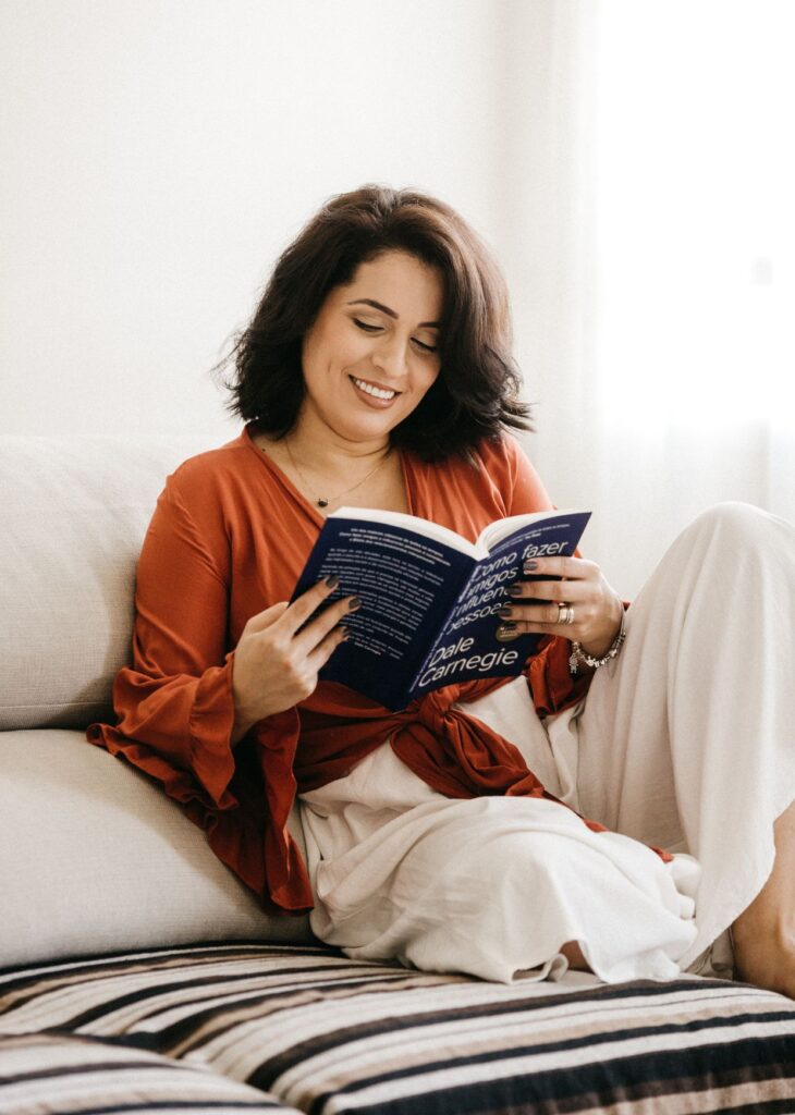 Presentes para Mães que Gostam de Ler - mulher lendo um livro