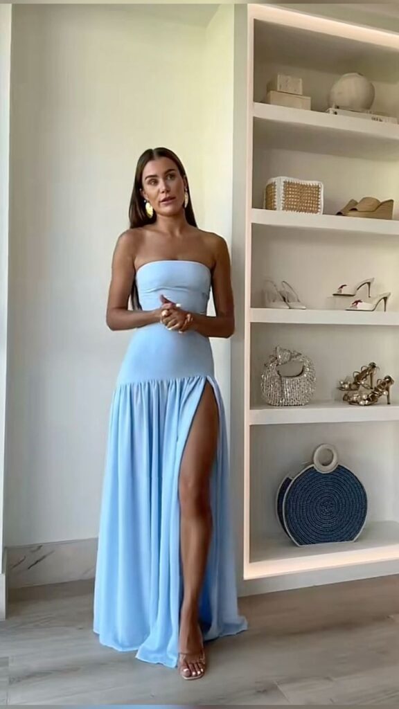 vestido com fenda azul claro