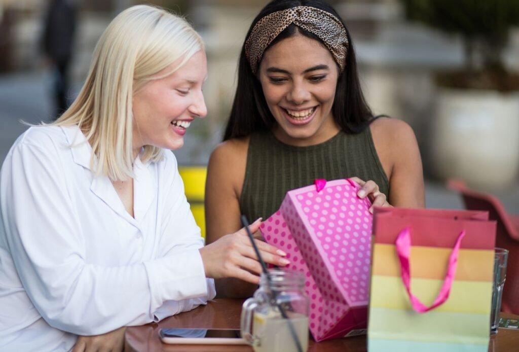 50 Opções de Presentes para o Dia do Amigo: Já Pensou em Fazer Algo Especial para Marcar o Dia do Amigo? 4 Opções de Presentes para o Dia do Amigo