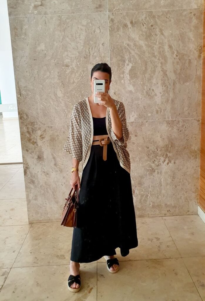 A Mágica da Terceira Peça: 6 Itens que Salvam Qualquer Look Sem Esforço 8 Por que o kimono feminino é a terceira peça perfeita para o Brasil