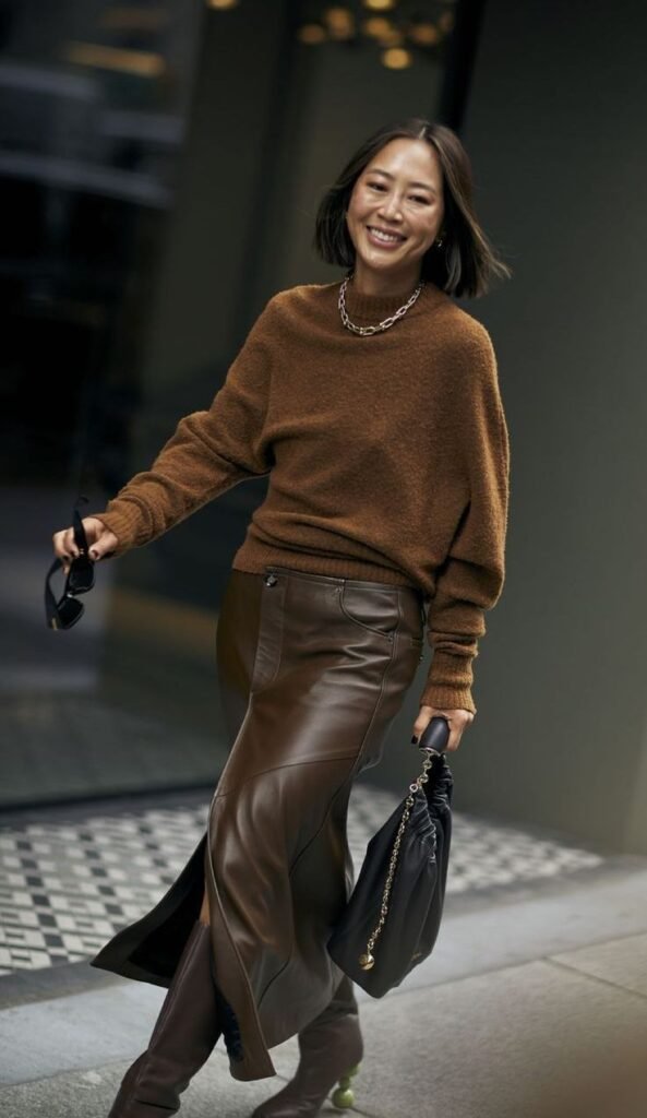 19 looks com saia de couro que vão te fazer desejar uma já! 19 look com saia de couro