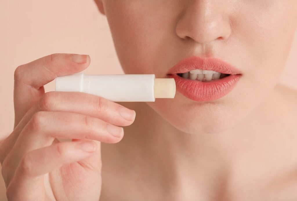 Qual é o Melhor Hidratante Labial Barato? Encontre os 10 Melhores Lip Balms para Cuidar dos Seus Lábios sem Gastar Muito 42 Hidratante Labial Barato