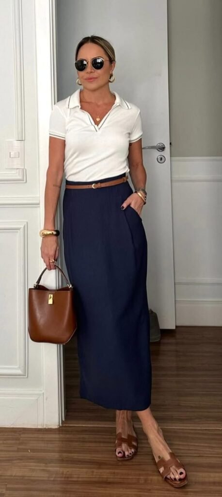 36 Looks com camisa polo feminina: inspirações que provam que essa peça é indispensável no guarda roupa 11 Camisa polo feminina com alfaiataria