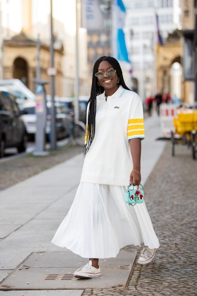 36 Looks com camisa polo feminina: inspirações que provam que essa peça é indispensável no guarda roupa 15 Como usar camisa polo feminina