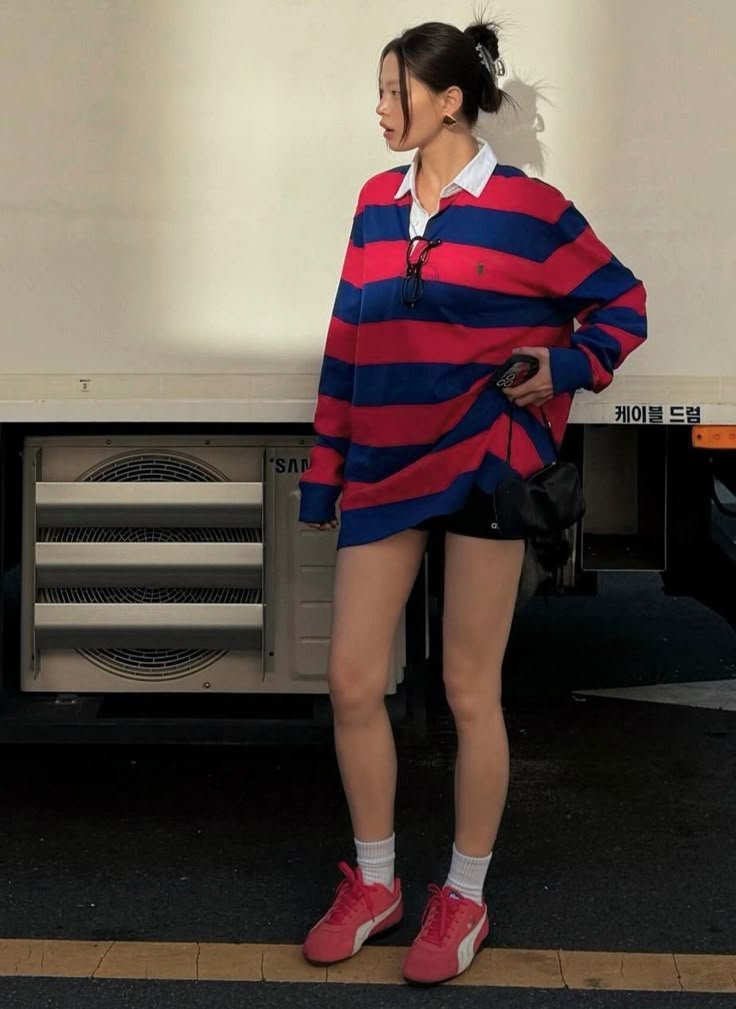 36 Looks com camisa polo feminina: inspirações que provam que essa peça é indispensável no guarda roupa 31 camisa polo oversized