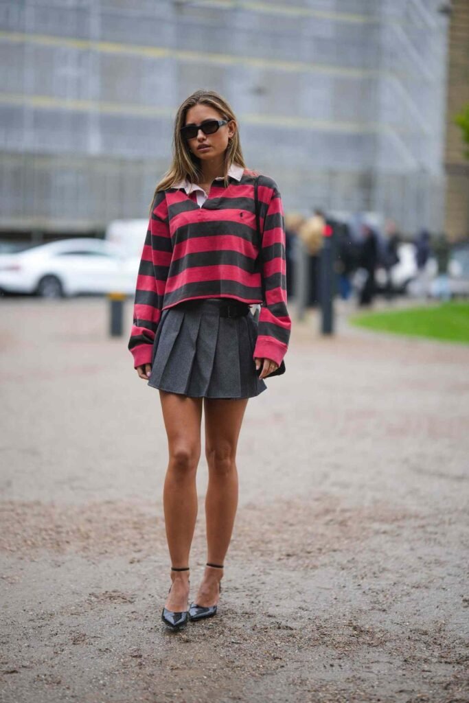 36 Looks com camisa polo feminina: inspirações que provam que essa peça é indispensável no guarda roupa 18 Looks com camisa gola polo feminina