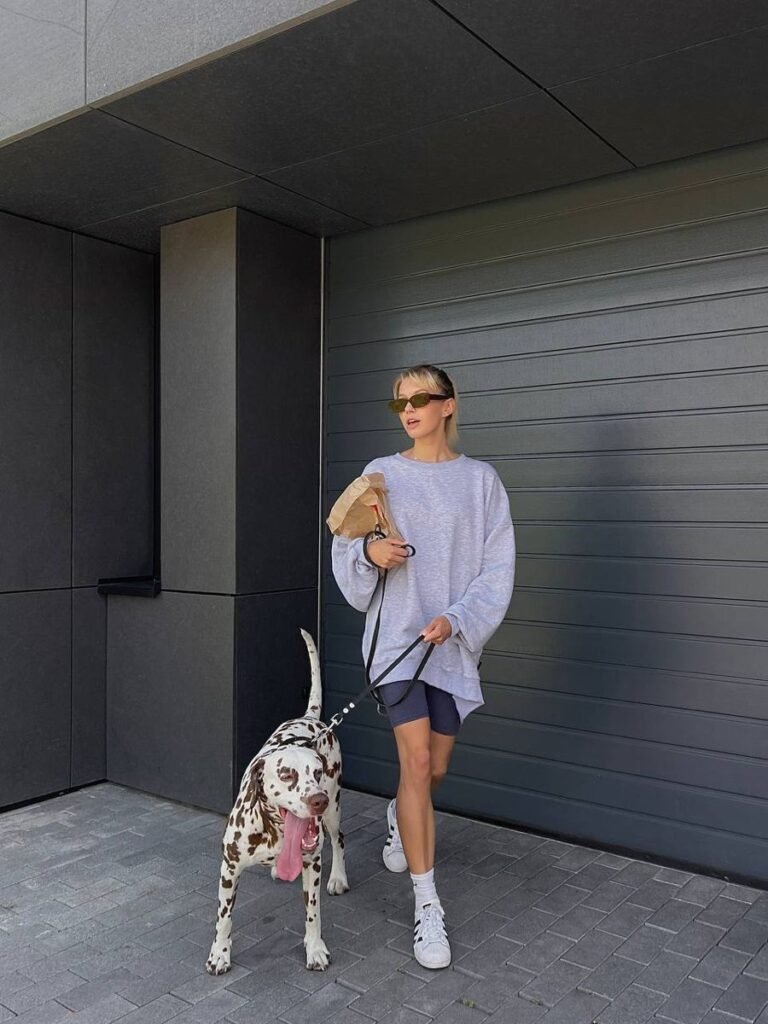 Look para passear com o cachorro: estilo e conforto que transformam até a volta do quarteirão em um momento especial 4 Looks para passear com o cachorro