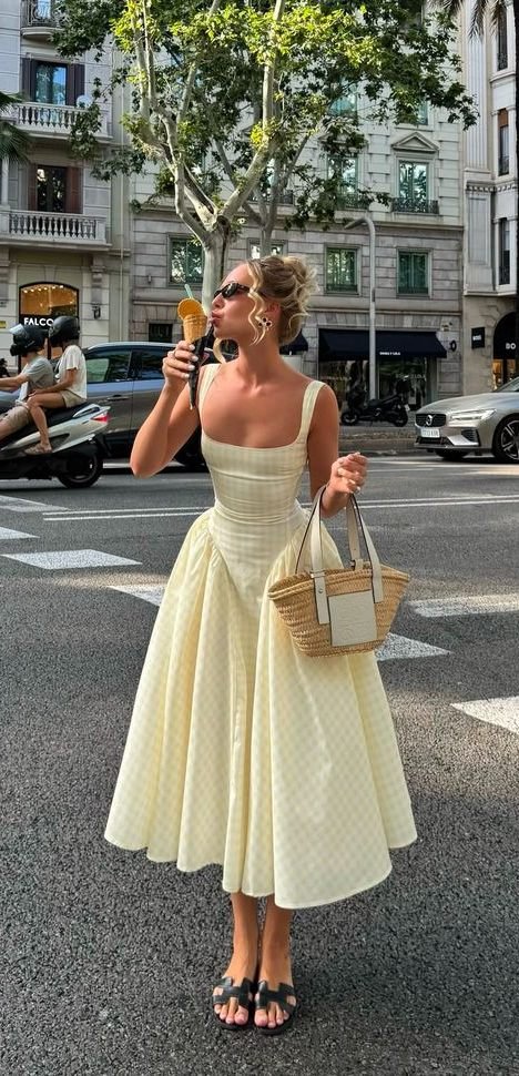 Aprenda Como Usar Amarelo Manteiga Cor do Momento: Looks, Combinações e Sapatos Ideais 34 vestido amarelo manteiga