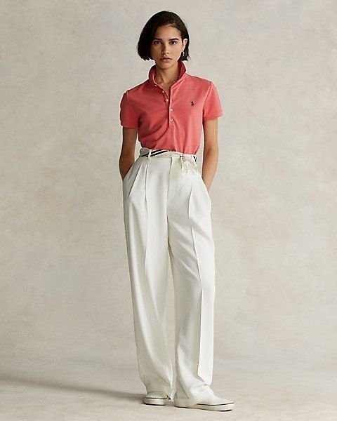 36 Looks com camisa polo feminina: inspirações que provam que essa peça é indispensável no guarda roupa 22 Inspirações de looks com camisa polo feminina