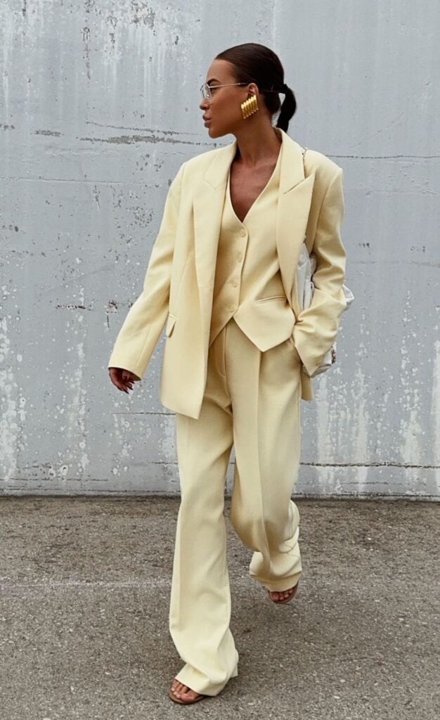 Aprenda Como Usar Amarelo Manteiga Cor do Momento: Looks, Combinações e Sapatos Ideais 37 Butter Yellow Outfit Idea