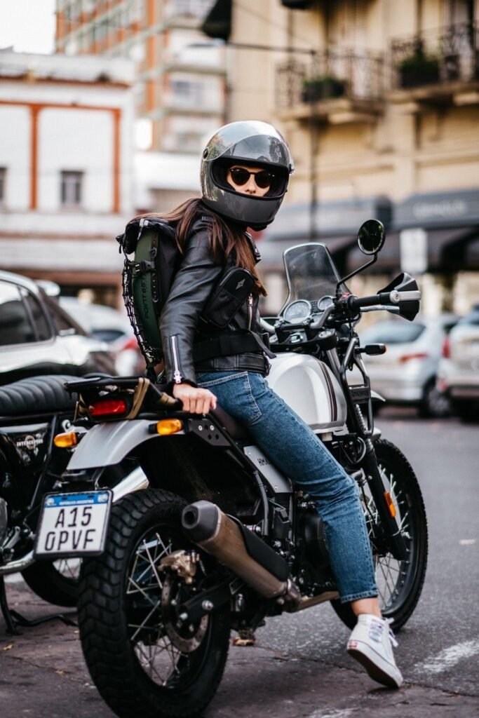 Looks para Andar de Moto: Como Criar um Visual Feminino, Seguro e Descolado 9 Look motoqueira