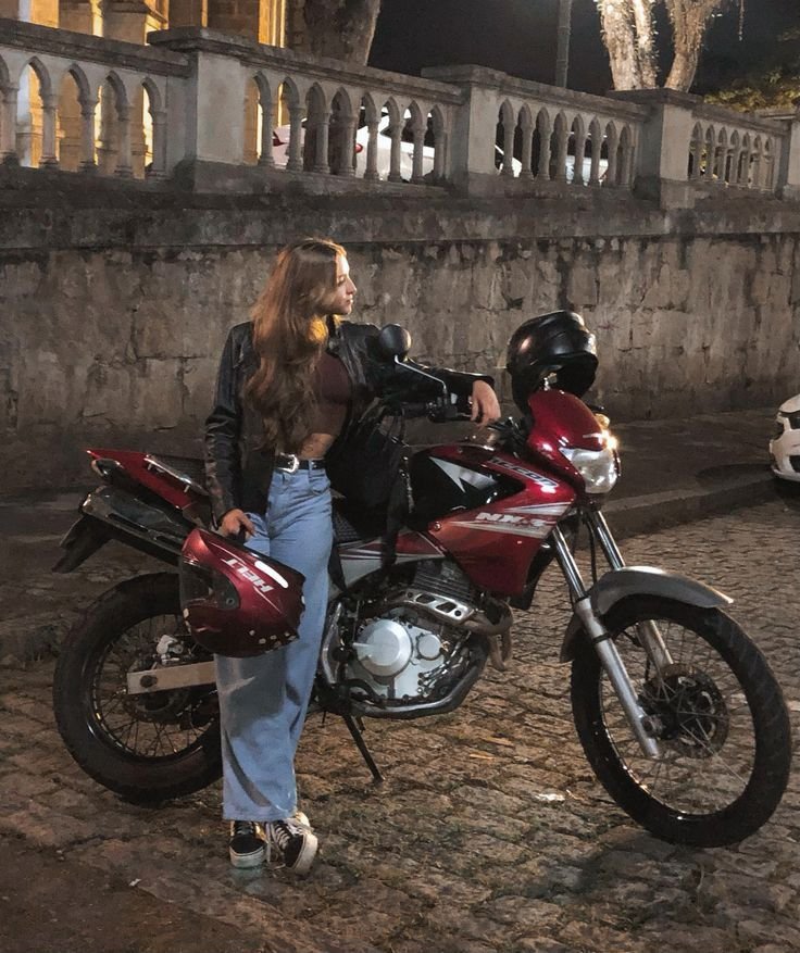 Looks para Andar de Moto: Como Criar um Visual Feminino, Seguro e Descolado 4 Looks para Andar de Moto