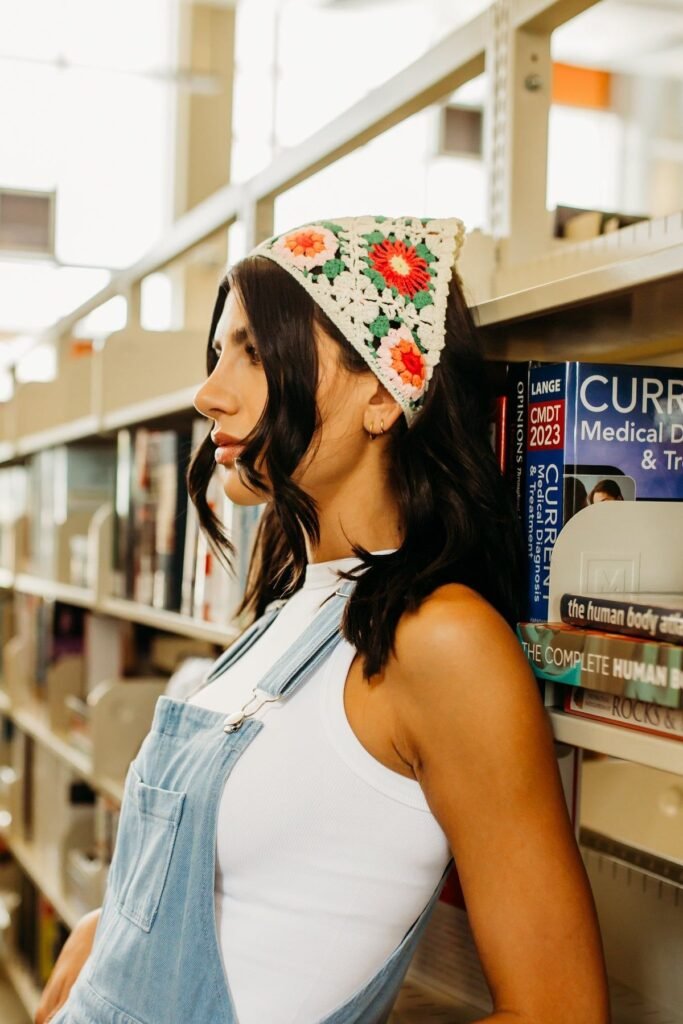 Bandana de crochê ou lenço de crochê, acessório fashion: inspire-se com a moda que une frescor, criatividade e autenticidade neste verão 10 Bandana de crochê