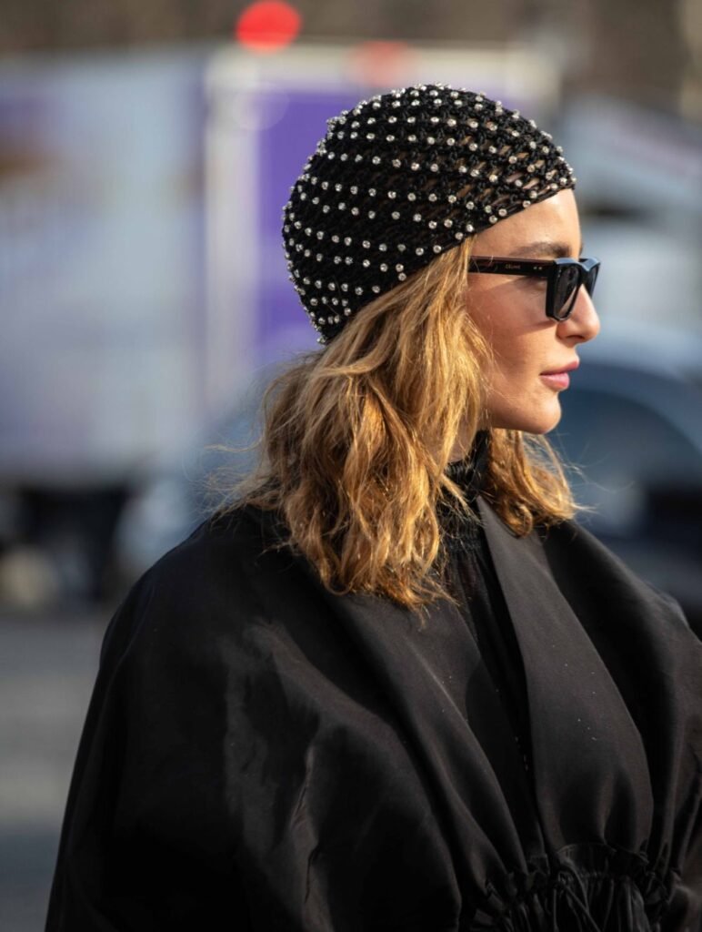 Looks com Touca de Crochê Adulto virou febre entre as fashionistas: Estilo, Conforto e Inspirações para Você Arrasar 8 Looks com Touca de Crochê Adulto