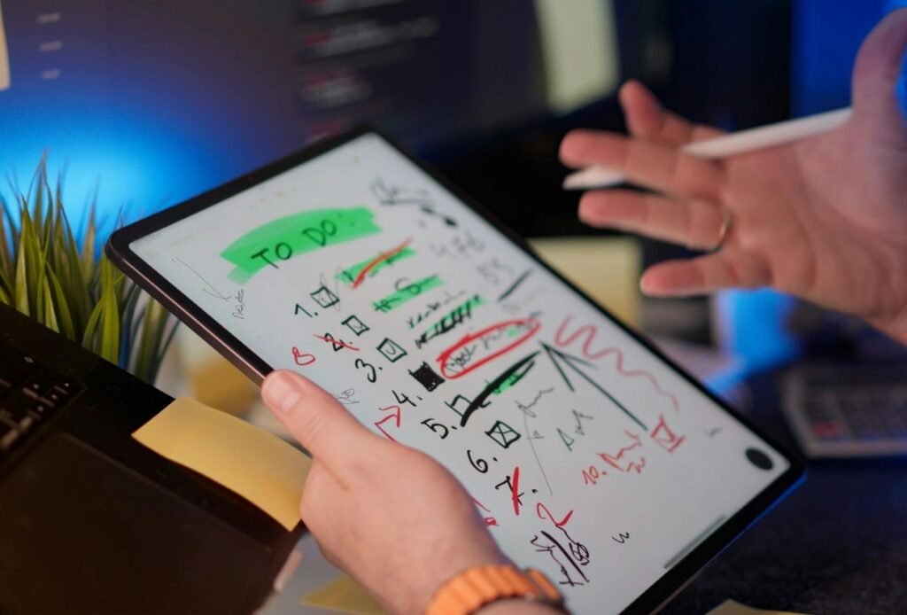 Como organizar a casa com pouco tempo: guia realista para mulheres ocupadas 2 Como organizar a casa