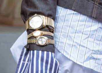 Usar Dois Relógios: Tendência Fashion, Significado e Como Apostar Sem Errar no Estilo 8 Usar Dois Relógios: Tendência Fashion, Significado e Como Apostar Sem Errar no Estilo