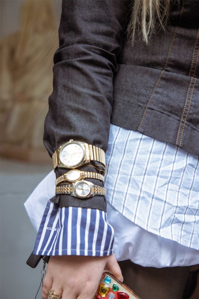 Usar dois relógios no mesmo braço ou um em cada braço