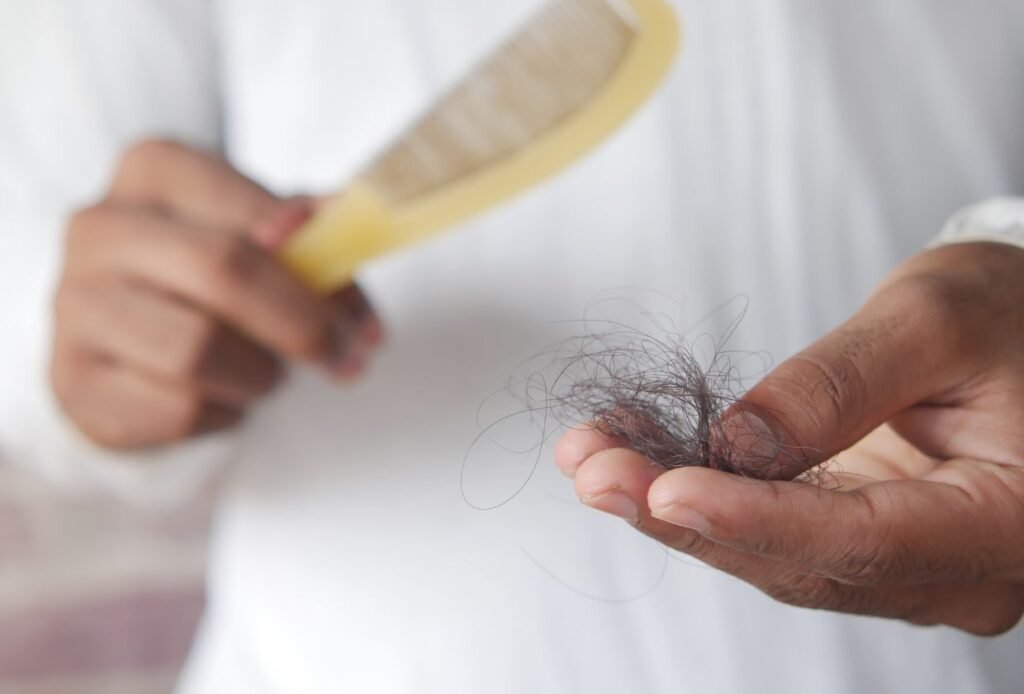 Queda de cabelo feminino: causas comuns e o que realmente pode ajudar 5 tratamentos capilares