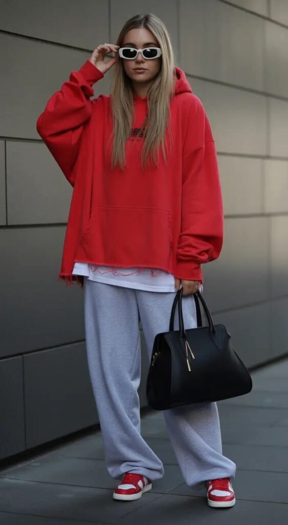 Looks comfy moderno com mulher usando moletom oversized com tênis