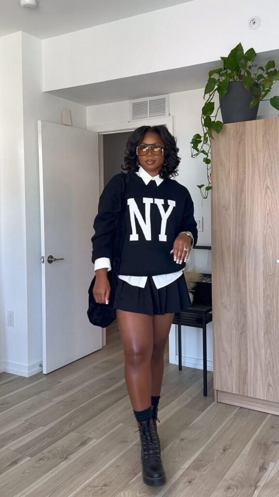 Mulher usando look com moletom feminino com coturno estilo colegial