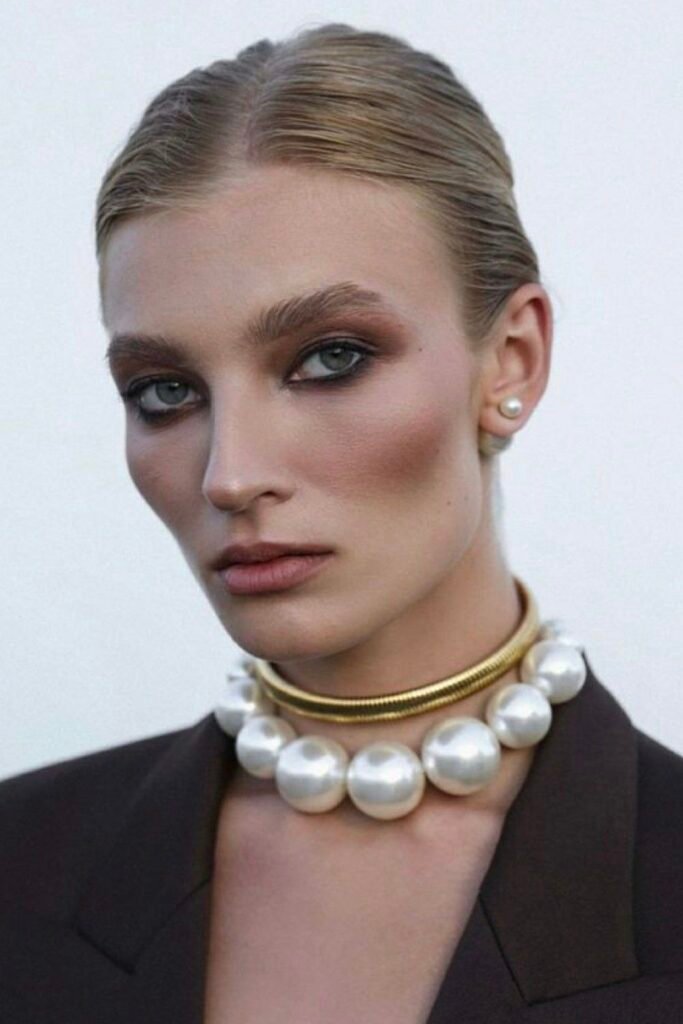 Colar de Pérolas Moderno: Como Usar a Tendência Mais Elegante e Atemporal 14 Pérolas com dourado