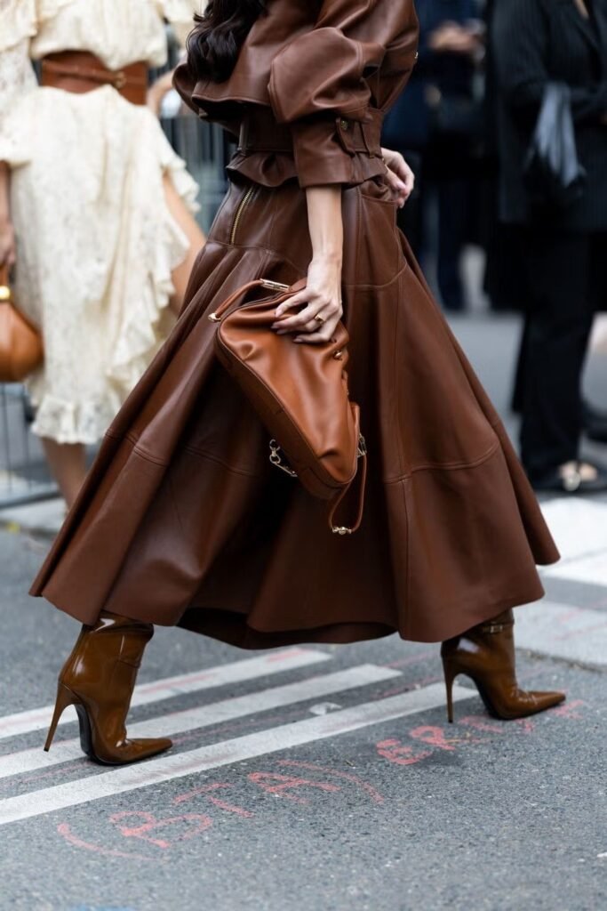 Saia midi couro: como usar, combinar e criar looks elegantes em todas as estações 19 saia midi couro godê