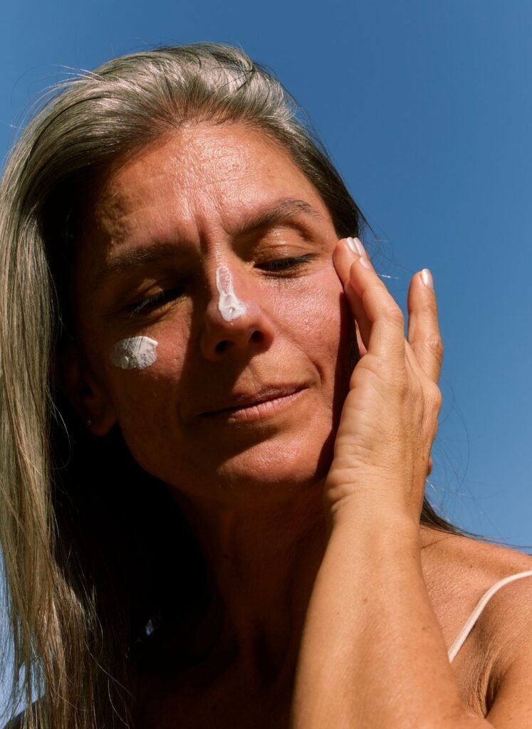 Protetor solar com cor: 10 benefícios que explicam por que ele virou queridinho do skincare 16 protetores solares com cor que se destacam no skincare
