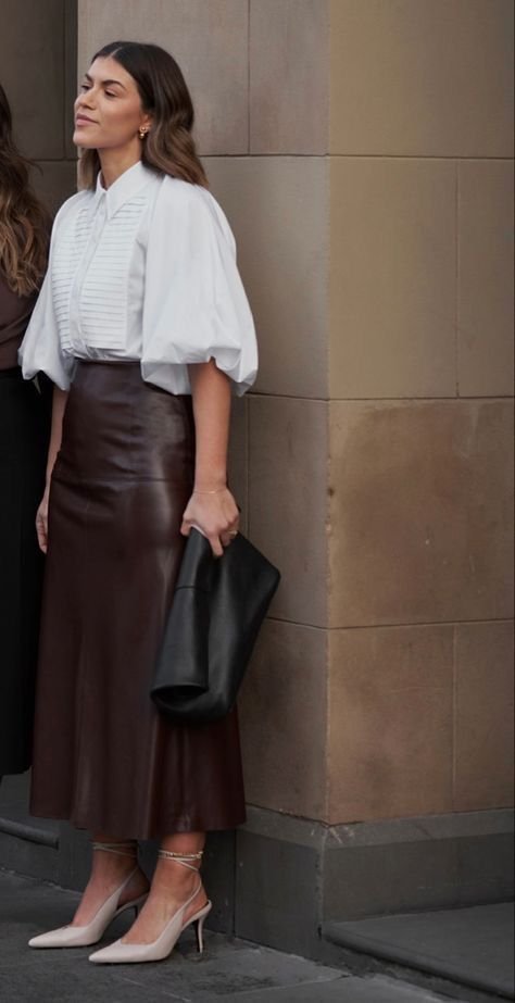 Saia midi couro: como usar, combinar e criar looks elegantes em todas as estações 5 saia midi de couro looks