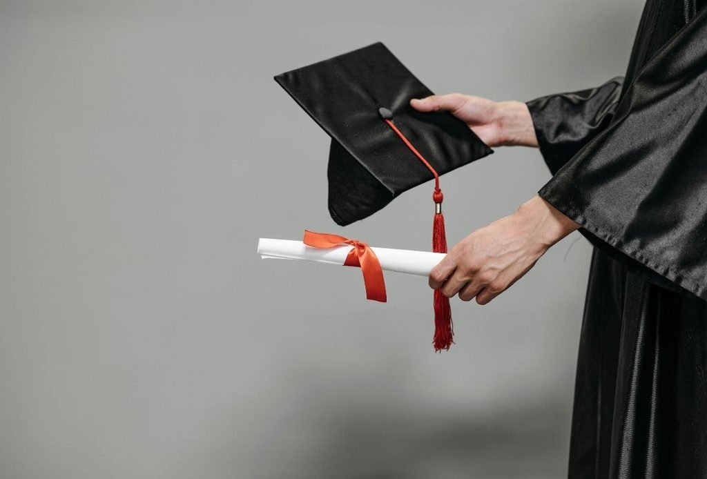 Anel de formatura feminino: modelos, pedras, significados e como escolher o seu 4 modelos de aneis de formatura